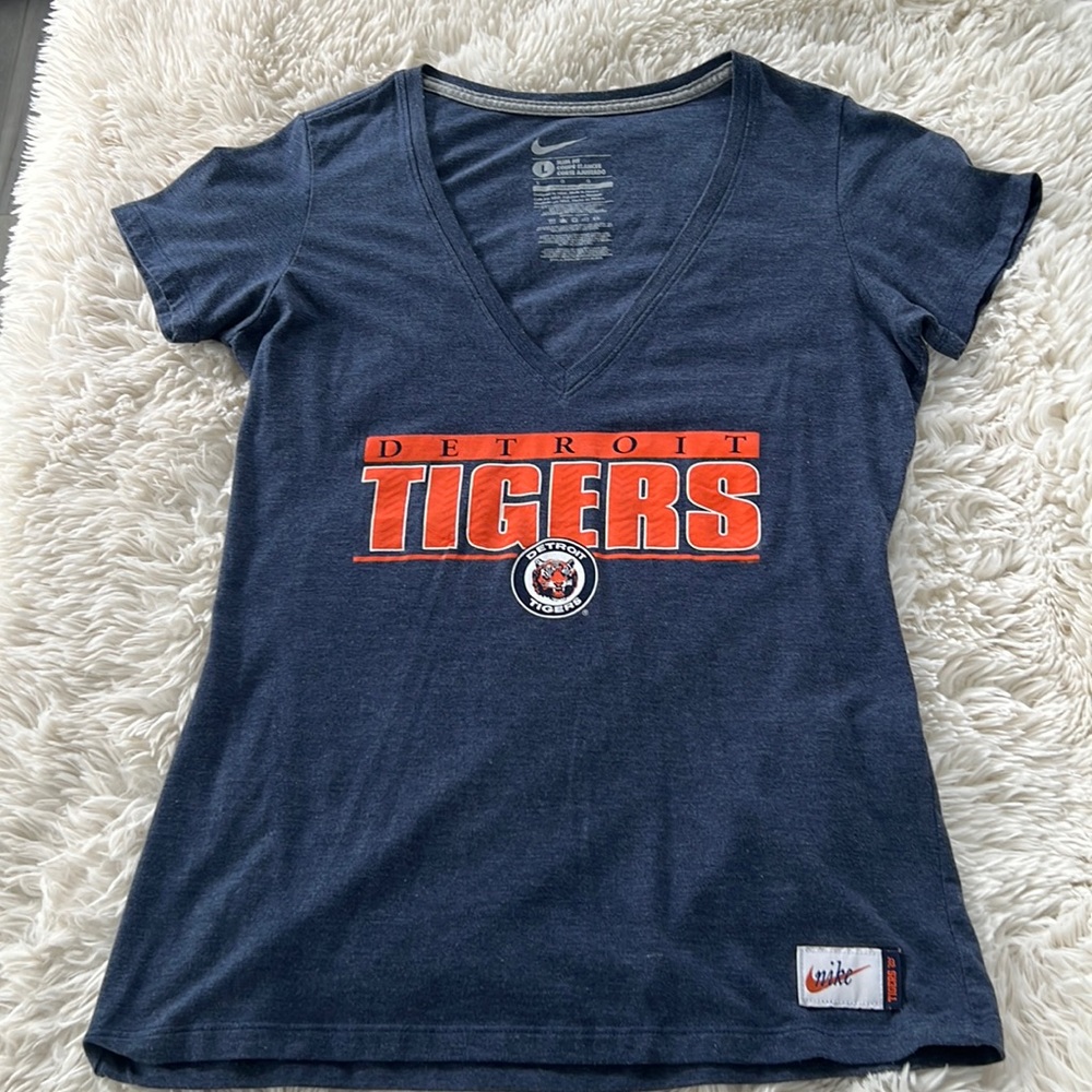 Super cute Detroit Tigers shirt V-neck